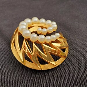 Vintage Trifari Pearl Brooch Gold Trifari Jewelry Gifts For Women, Gifts For Her, Pearl Jewelry image 6