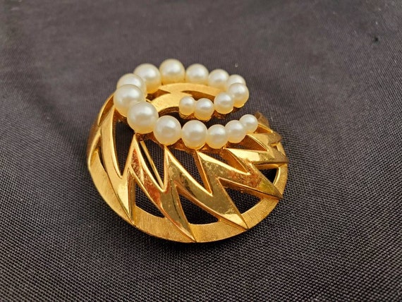 Vintage Trifari Pearl Brooch Gold Trifari Jewelry… - image 6