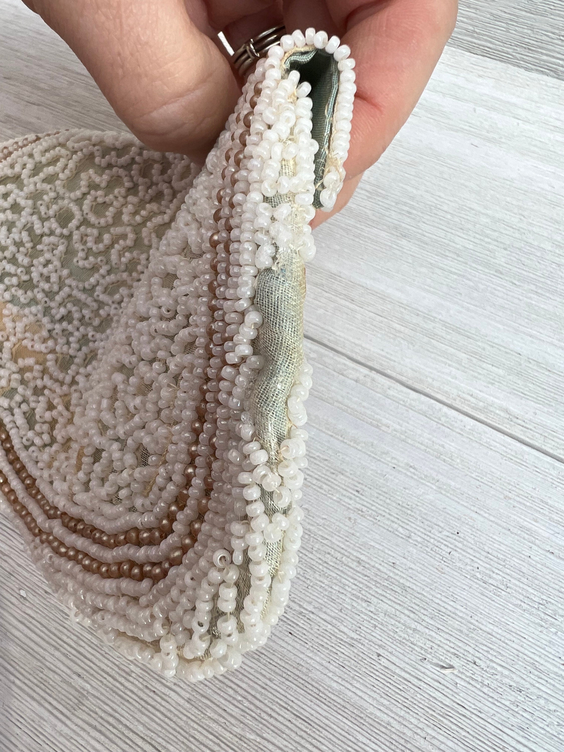 Borsa Portadenaro Per Matrimonio In Raso Bianco Con Perle E Fiori - Accessorio Per Damigelle E Fioraie - 21x22cm