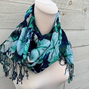 Vintage Grün Blau und Weiß Floral Mode Schal Isaac Mizrahi Tücher und Wraps für Frauen, Schals Frauen Kleid Schal, Vintage Schals