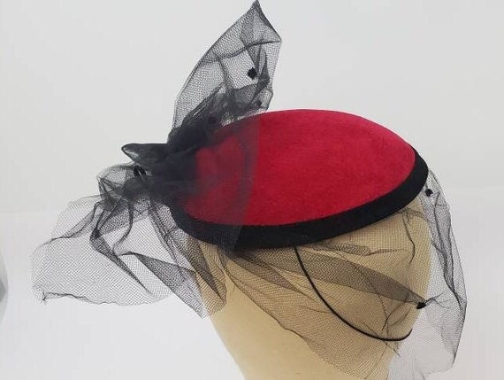 Red Fascinator Hat with Veil, Designer SONNI Vict… - image 9