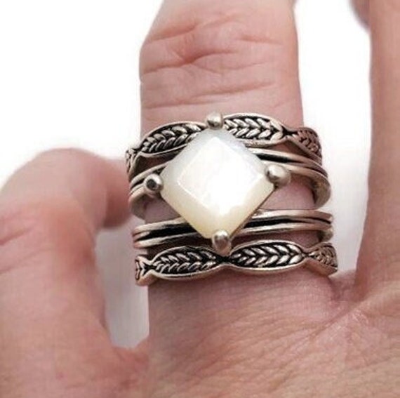 Vintage Ring with Faux Moonstone and laurel leaf … - image 2