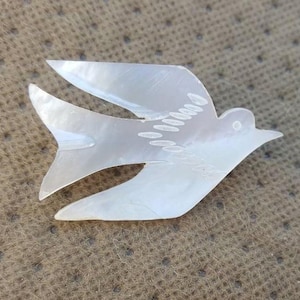 Vintage Brooch Pin Mother of Pearl Shell Brooch Dove Brooch Pin White Brooches Pins Carved Shell Broach Broche Lapel Pins Gifts For Mom