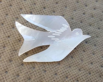 Vintage Brooch Pin Mother of Pearl Shell Brooch Dove Brooch Pin White Brooches Pins Carved Shell Broach Broche Lapel Pins Gifts For Mom