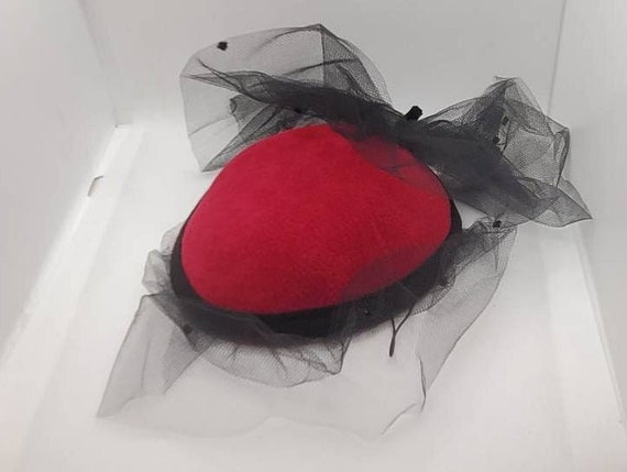 Red Fascinator Hat with Veil, Designer SONNI Vict… - image 4