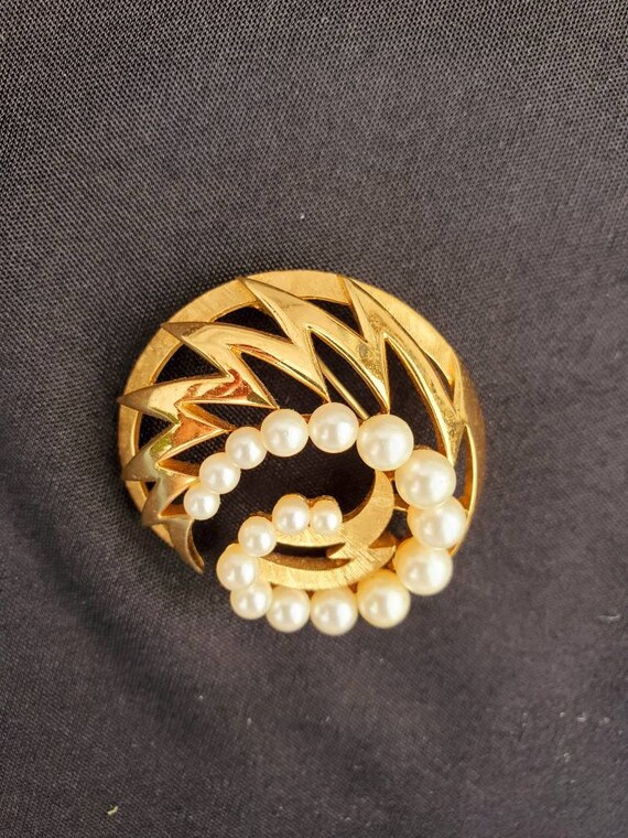 Vintage Trifari Pearl Brooch Gold Trifari Jewelry… - image 10