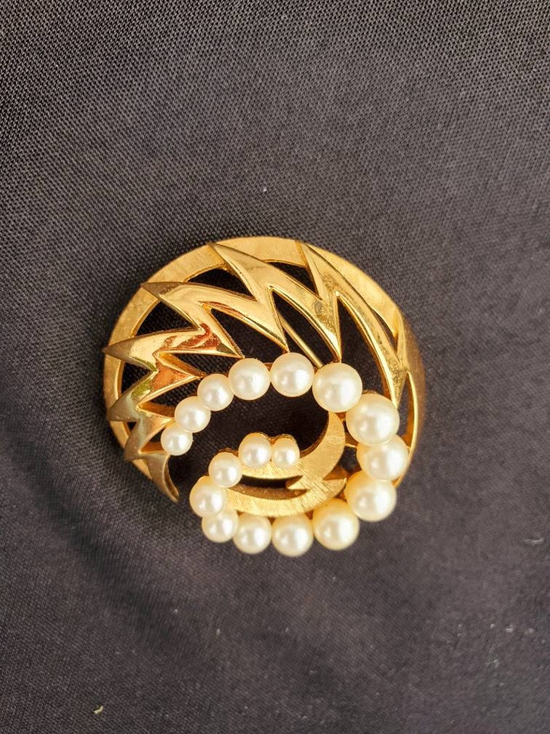 Vintage Trifari Pearl Brooch Gold Trifari Jewelry Gifts For Women, Gifts For Her, Pearl Jewelry image 10