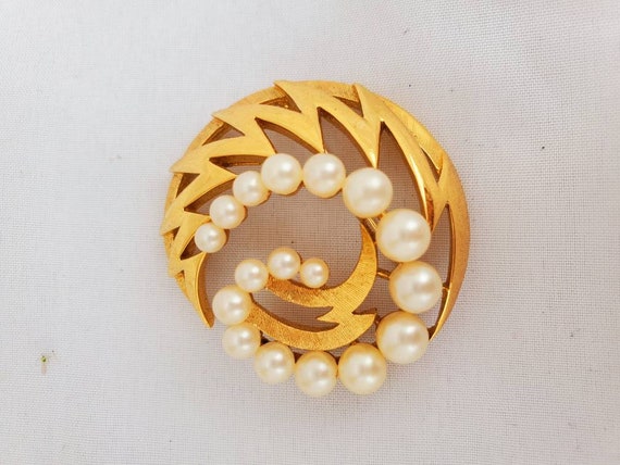 Vintage Trifari Pearl Brooch Gold Trifari Jewelry… - image 5