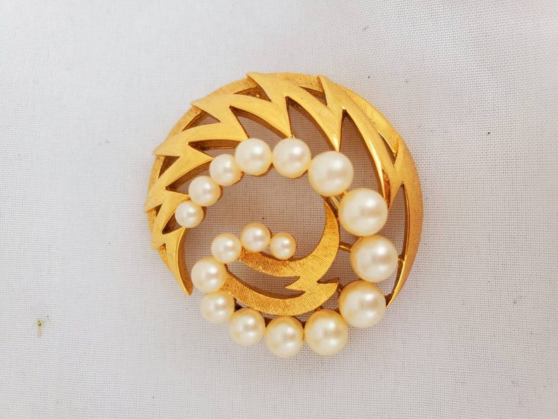 Vintage Trifari Pearl Brooch Gold Trifari Jewelry Gifts For Women, Gifts For Her, Pearl Jewelry image 5