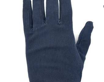 Könnte beinhalten: Ein Paar dunkelblaue Handschuhe mit gerippter Textur. Die Handschuhe sind am Handgelenk umgeklappt.