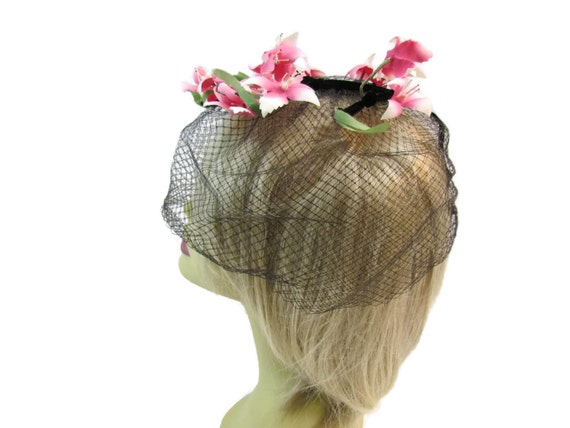 Vintage Fascinator Hat Headpiece Pink and White F… - image 3