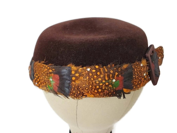 1940s Hat Feathered Fascinator Dressy Hats For Women, Pillbox Fascinator Hat, Brown Fascinator, Fascinators, Vintage Fascinator, For Women