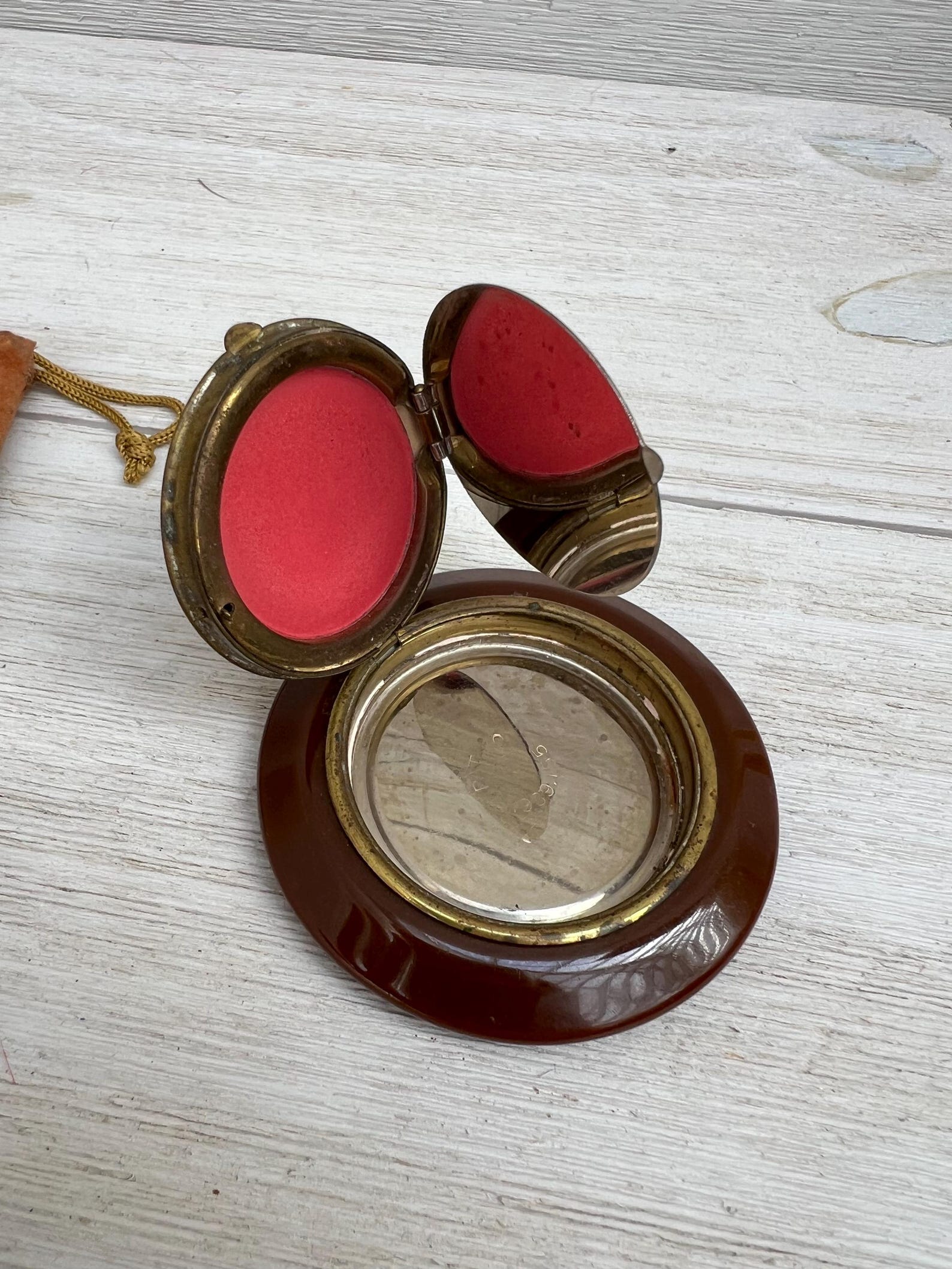 Rare Bakelite Powder Compact 1940s Compacts, Needlepoint Floral, Rouge ...