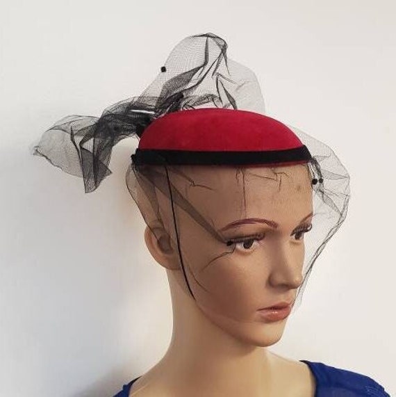 Red Fascinator Hat with Veil, Designer SONNI Vict… - image 3