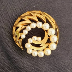 Vintage Trifari Pearl Brooch Gold Trifari Jewelry Gifts For Women, Gifts For Her, Pearl Jewelry image 1