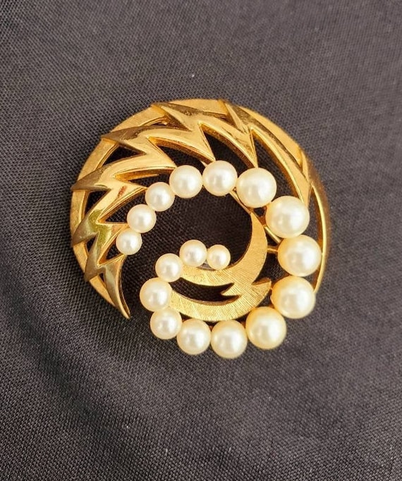 Vintage Trifari Pearl Brooch Gold Trifari Jewelry… - image 1