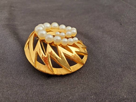 Vintage Trifari Pearl Brooch Gold Trifari Jewelry… - image 4