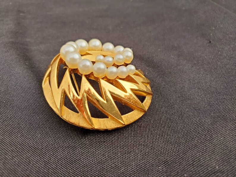 Vintage Trifari Pearl Brooch Gold Trifari Jewelry Gifts For Women, Gifts For Her, Pearl Jewelry image 4