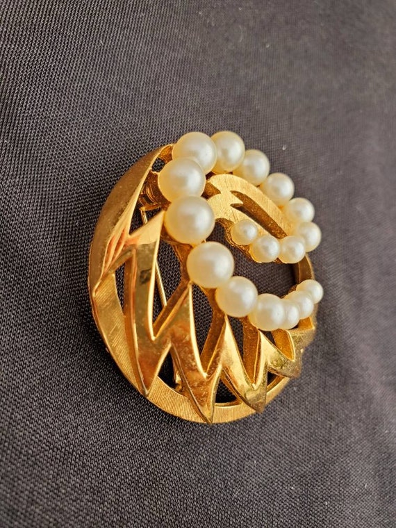 Vintage Trifari Pearl Brooch Gold Trifari Jewelry… - image 9