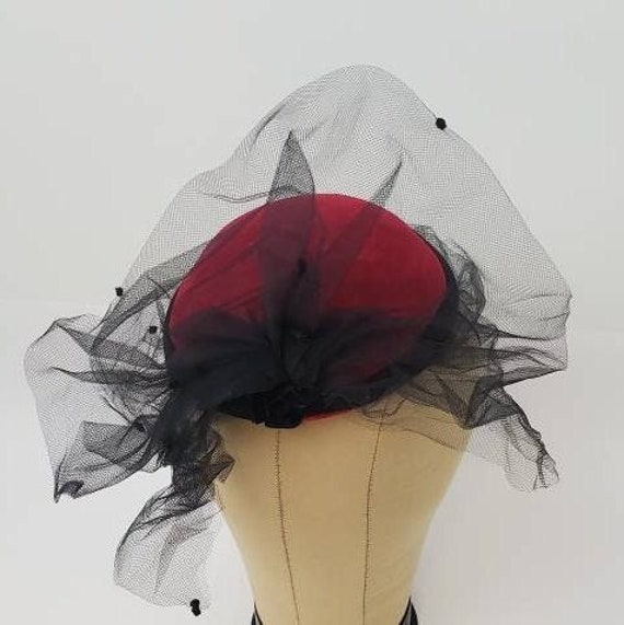 Red Fascinator Hat with Veil, Designer SONNI Vict… - image 7