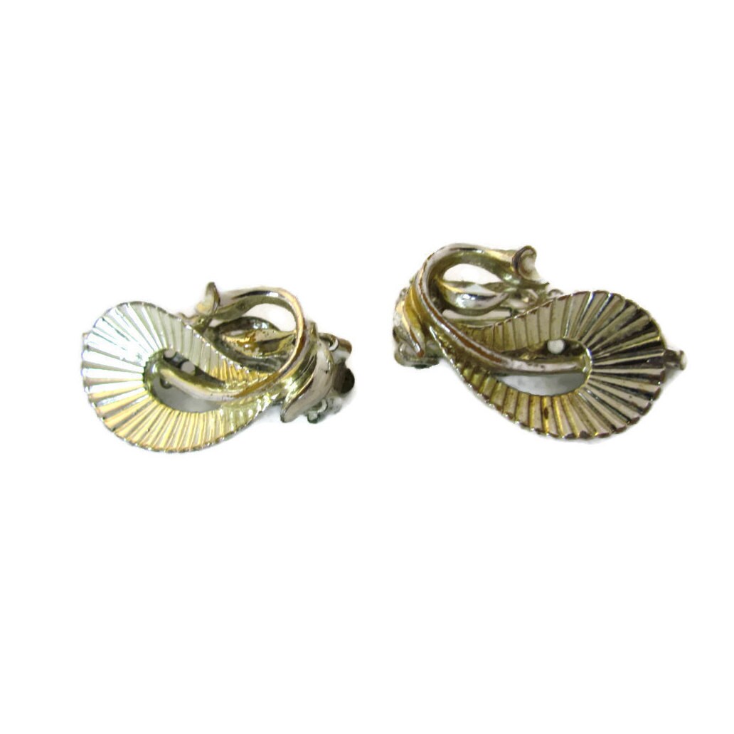 Lisner Clip On Earrings Vintage Earrings Lisner Jewelry 1960s Gold Costume Jewelry Mod Jewlery Antique Jewelry Jewellery Womens