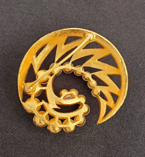 Vintage Trifari Pearl Brooch Gold Trifari Jewelry… - image 7