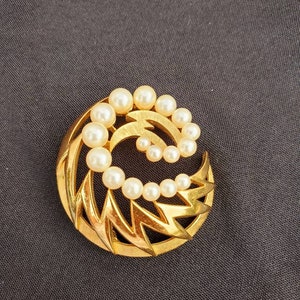 Vintage Trifari Pearl Brooch Gold Trifari Jewelry Gifts For Women, Gifts For Her, Pearl Jewelry image 8