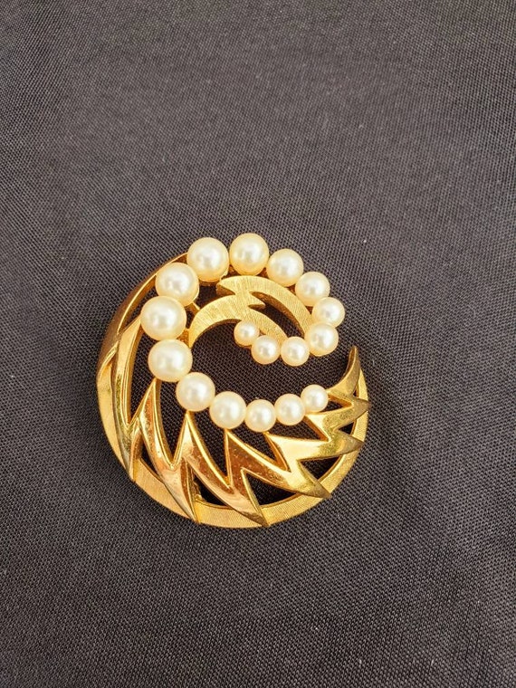 Vintage Trifari Pearl Brooch Gold Trifari Jewelry… - image 8