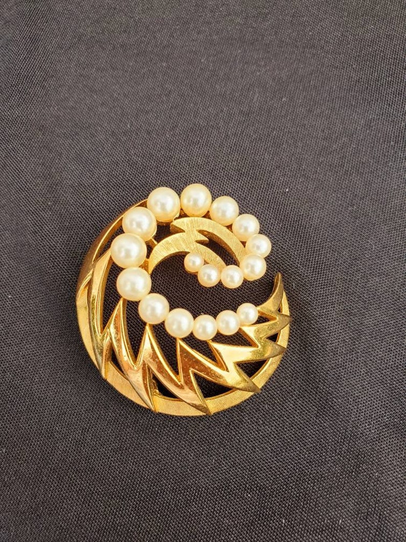 Vintage Trifari Pearl Brooch Gold Trifari Jewelry Gifts For Women, Gifts For Her, Pearl Jewelry image 8