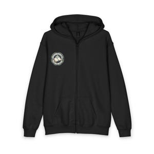 Könnte beinhalten: Schwarzer Kapuzenpullover mit Reißverschluss, Kapuze und Vordertaschen. Ein kreisförmiges Emblem auf der Brust zeigt ein offenes Buch und den Text "LET'S TALK GOD GOD AND JESUS" in einem kreisförmigen Design. Der Hoodie ist aus weichem Material.