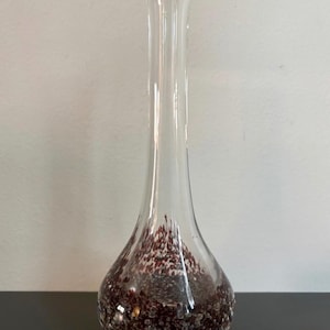 Può includere: Un cartello in legno rustico con la scritta "Welcome to our home" in stile scritto a mano. Il cartello presenta una finitura invecchiata e un design semplice e invitante, perfetto per un portico o un ingresso.