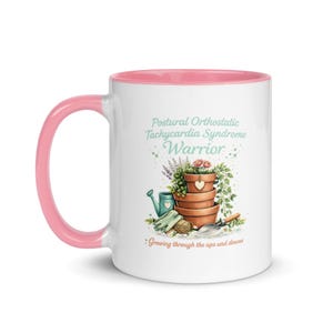 Può includere: Tazza in ceramica bianca con interno e manico rosa. La tazza presenta il testo "Postural Orthostatic Tachycardia Syndrome Warrior" e un'illustrazione ad acquerello di vasi di fiori impilati, attrezzi da giardinaggio e piante.