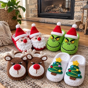 Peut inclure: Quatre paires de chaussons en crochet faits main sur le thème des fêtes. Une paire représente le Père Noël avec un bonnet rouge, une paire des personnages verts, une paire des rennes marron au nez rouge et une paire des sapins de Noël verts.