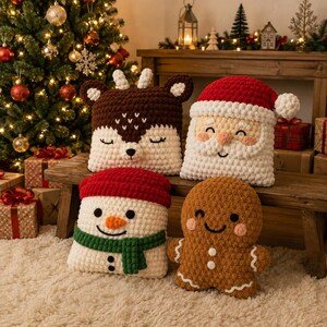 Pode incluir: Quatro almofadas de crochê com personagens natalinos: uma rena marrom com chifres brancos, um Papai Noel com gorro vermelho, um boneco de neve branco com cachecol verde e gorro vermelho, e um boneco de gengibre marrom com detalhes em glacê.