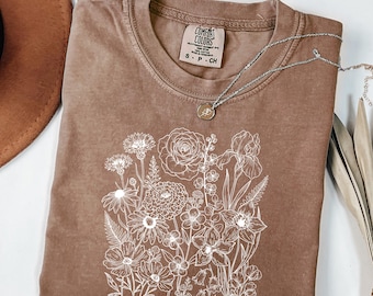 Comfort Colors®“ Botanical Floral Line Art Oversized T-Shirt, Vintage Wildflower Outline Graphic Tee. Minimalist Aesthetic
