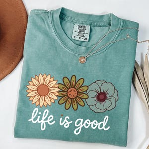 Comfort Colors®“ Life Is Good Floral Graphic T-Shirt, Retro Flower Aesthetic Positive Quote Tee. Vintage Style Oversized Casual Shirt. image 7