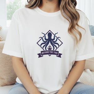 Beyond The Tide Kraken-shirt | Nautical Octopus Art Badge T-shirt | Cadeau zeemonster vloedgolf | Kraken patch-stijl afbeelding | Minimalistisch zeilen