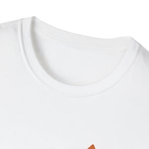 T-shirt Lupo del Deserto - Silhouette di cactus saguaro dorato - Maglietta grafica estetica nomade al tramonto - Regalo per amanti della natura immagine 12