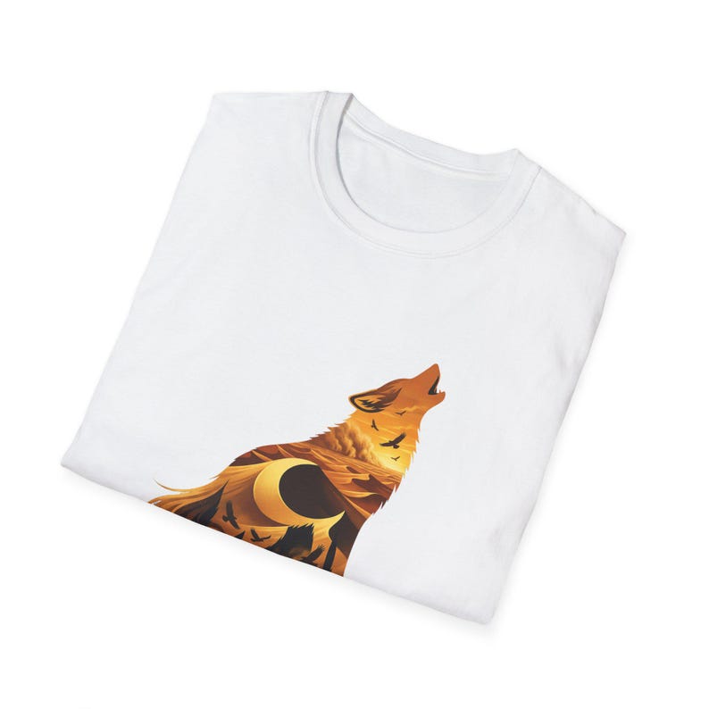 T-shirt Lupo del Deserto - Silhouette di cactus saguaro dorato - Maglietta grafica estetica nomade al tramonto - Regalo per amanti della natura immagine 13