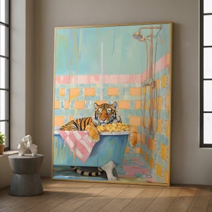 以下が含まれることがあります： 青いバスタブでくつろぐトラを描いた額入りの絵画。浴室にはシャワー、ピンクと青のタイル、ストライプのタオルがあります。アートワークは金のフレームに入っています。