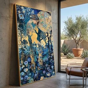 Peut inclure: Grande impression d'art encadrée représentant une femme en robe fluide, sur fond d'arbres et de fleurs stylisés. L'œuvre utilise une palette de bleus, d'or et de sarcelle, avec un grand élément circulaire en arrière-plan. Le cadre est doré.