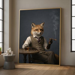 Puede incluir: Una obra de arte enmarcada representa un zorro con traje, sentado a una mesa con una bebida y un cigarro. El zorro lleva chaleco, camisa y corbata. El fondo es azul oscuro y el marco es dorado.