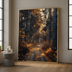 Könnte beinhalten: Ein gerahmter Kunstdruck zeigt eine Waldszene mit einem Weg, der in die Ferne führt. Das Kunstwerk verwendet dunkle Blau-, Braun- und Goldtöne und erzeugt eine mystische Atmosphäre. Der Druck ist in einem goldenen Rahmen gefasst.