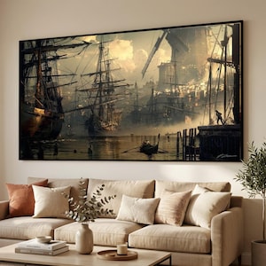 Puede incluir: Una obra de arte enmarcada que representa una escena portuaria con altos barcos, edificios y figuras. La obra está dominada por tonos apagados de marrón, gris y dorado, creando una estética vintage. La escena incluye un bote y una persona en un muelle.