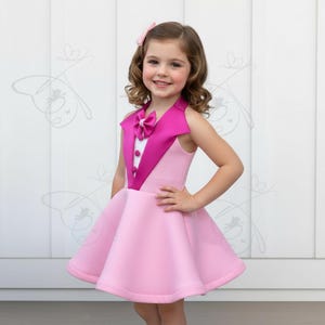 Vestido de esmoquin rosa intenso con pajarita: atuendo de desfile para niñas pequeñas