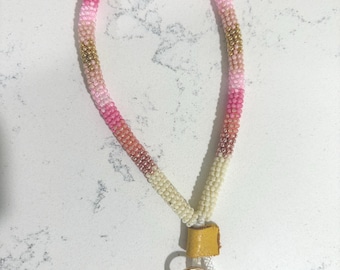 Roze kralenarmband - Handgemaakt door inheemse ambachtslieden
