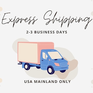 Pode incluir: Ilustração de um caminhão de entrega azul com um contêiner de carga rosa. O texto "Express Shipping" está escrito em itálico acima do caminhão, com "2-3 BUSINESS DAYS" abaixo. "USA MAINLAND ONLY" está escrito na parte inferior.