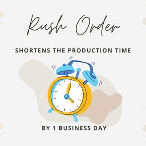 Può includere: Un'illustrazione grafica di una sveglia gialla e blu centrata su uno sfondo chiaro. Il testo recita Rush Order, SHORTENS THE PRODUCTION TIME e BY 1 BUSINESS DAY. Il design include piccoli accenti circolari negli angoli.