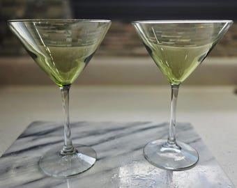 Par de copas de cóctel Cosmo Martini vintage de color verde oliva, sopladas a mano, con tallo transparente, estilo MCM.