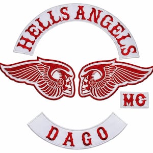 Puede incluir: Un conjunto de parches bordados que incluye un rocker superior blanco arqueado con el texto rojo HELLS ANGELS, dos emblemas de calaveras aladas en rojo y blanco, un pequeño parche rectangular MC y un rocker inferior blanco con el texto rojo DAGO.